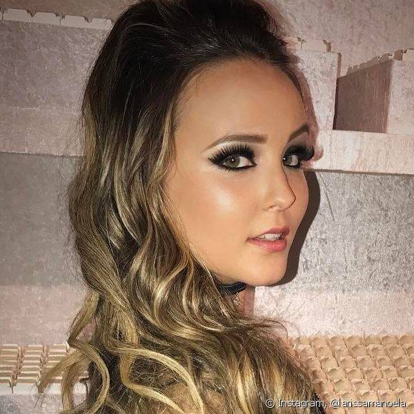 Larissa Manoela combina blush marrom com iluminador para deixar a pele com um toque corado e glam (Foto: Instagram @larissamanoela)